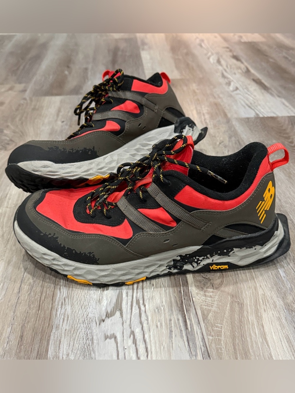 New Balance Fresh Foam 850 All Terrain - Red/Gray Trail Sneakers - Yellow Logo